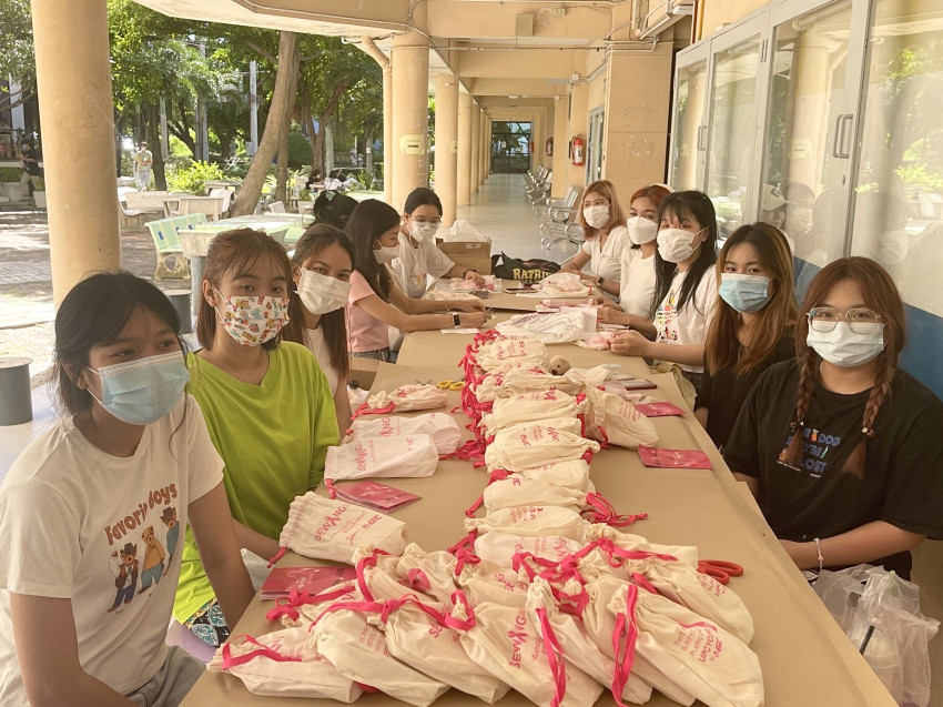 นักศึกษามหาวิทยาลัยบูรพา ร่วมกิจกรรม "เย็บเต้านมเทียม"ส่งต่อกำลังใจ ให้ผู้ป่วยมะเร็งเต้านม